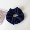 Dettaglio di un elastico per capelli blu navy con motivi a stelle e trama del tessuto - Blu Marino - Elastico Medio