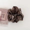 Elegante oversized satijnen scrunchie met vintage luipaardprint en bruine texturen - Licht Koffie Luipaard