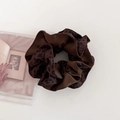 Detailweergave van grote satijnen scrunchie met luipaardprint op witte achtergrond - Donker Koffie Luipaard