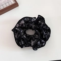 Detalle de coletero grande con estampado de tinta negra y gris con bordes rematados - Negro