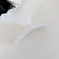 Detalle de la pinza de pelo blanca que muestra la textura de encaje y acabado brillante - 1# Blanco Perla Concha
