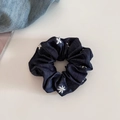Dettaglio dell'elastico per capelli in denim blu scuro con ricamo floreale bianco - Stile 1 (JH-0934) / Scrunchie Grande Blu Scuro
