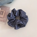 Detailansicht eines dunkelblauen Denim-Haargummis mit glitzernden silbernen Akzenten - 3# Blau Man-yao Haargummi