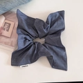 Detail eines übergroßen Jeans-Haargummis mit Sternchen und gewebtem FMdrea-Etikett - 4# Blau Fang-jin Haargummi