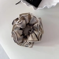 Détail macro d'un grand chouchou à carreaux beige avec des motifs rétro marron - 1# Kaki