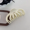 Detailansicht der großen cremeweißen Haarklammer aus Harz mit Barrette La France Logo - Off-White