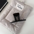 Nahaufnahme der minimalistischen schwarzen Haarklammer auf gestepptem grauem Hintergrund - Klein (8.5CM) / Dunkelbraun
