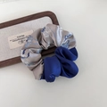 Detail van een elegante tweekleurige satijnen scrunchie met bloemmotief en blauwe zijde - Blue Artistic Floral (JH-0333)