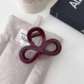 Dettaglio della pinza per capelli a fiocco rosso vino su lino con decoro di libri - Stile Nodo a 8 Medio