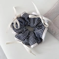 Dettaglio dell'elastico scrunchie a quadretti vichy con eleganti fiocchi in raso crema - Quadri Bianchi Con Fiocco in Nastro Crema