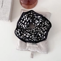 Coletero chic de satén con estampado de leopardo blanco y negro en bolsa beige - Negro