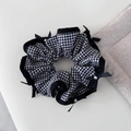 Scrunchie vintage francese a quadretti con fiocchi neri e perle bianche eleganti - Quadri Neri Con Fiocco in Nastro di Perle