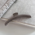 Primer plano de la pinza para el cabello gris mate con dientes densos y textura esmerilada - 3# Caqui Gris