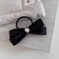 Eleganter Haargummi aus schwarzem Satin mit einer großen herzförmigen Strass-Verzierung - Schwarzes Haargummi
