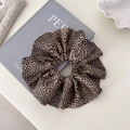 Elegante satijnen scrunchie met luipaardprint op een decoratief esthetisch dienblad - 1# Bruine Luipaard