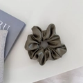 Détail d'un chouchou vert olive en satin avec texture cuir mat et plis de haute qualité - Grand / Vert