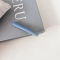 Vue rapprochée d'une pince à cheveux en acétate bleu Morandi avec logo doré - Bleu (7#)