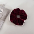 Elegante scrunchie in velluto bordeaux con bordo decorativo in perle bianche - Rosso