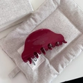 Detailansicht der bordeauxroten Haarklammer mit goldenem Barrette la France Logo - Rot