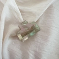 Dettaglio della molletta in acetato verde perlato con incisione France Handmade su lino - Aurora Iridescente