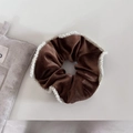 Elegante elastico per capelli in velluto marrone scuro con perle bianche stile retrò - Marrone