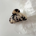 Vista detallada del patrón de mármol en la pinza para el cabello hecha de acetato duradero - 1# Leopardo claro