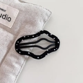 Fermaglio per capelli BB in tessuto a pois neri e bianchi su sfondo minimalista - Stile Nuvola