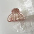 Detalle de pinza de pelo de acetato con textura de mármol rosa y diseño calado de concha - Rosa Floral