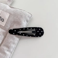 Dettaglio del fermaglio per capelli BB in tessuto nero a pois bianchi con design a nuvola - Stile a Goccia