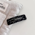 Dettaglio del fermaglio per capelli BB rettangolare rivestito in tessuto a pois bianco e nero - Stile Quadrato