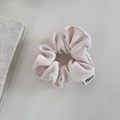 Detalle del coletero de pana beige con textura suave y etiqueta de marca FMdrea tejida - Crema-Pequeño