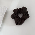 Detalle de coletero de pana marrón oscuro con textura acanalada y etiqueta de marca - Verde Café-Pequeño