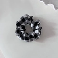 Detalle del coletero a cuadros con textura de tela suave y etiqueta de marca mínima - Gingham Grande (Tamaño Pequeño)