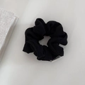 Detalle del coletero de pana negra con una etiqueta de marca tejida de estilo minimalista - Negro-Pequeño