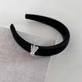 Dettaglio del cerchietto in raso nero con decorazioni in delicate perle bianche - Nero