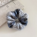 Chouchou en laine douce à carreaux bleu-gris avec texture polaire pour queue de cheval - Bleu