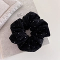 Dettaglio di elastico nero a pois in velluto a coste su uno sfondo minimalista - Nero Temperamento