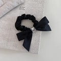Elastico per capelli in raso nero con strass e perla su un libro strutturato - Stile Chouchou