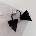 Dettaglio dell'elastico per capelli con fiocco in raso nero, pizzo e perla grigio argento - Stile Elastico con Perla
