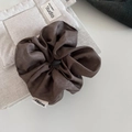 Vintage bruine geruite satijnen scrunchie met dichte plooien en geweven labeldetail - Bruin