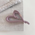 Dettaglio macro della molletta a cuore opaca con scritta dorata ed elegante - Stile Cuore / Cuore Rosa