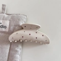 Detailweergave van beige acetaat haarklem met kleurrijke strasstenen op canvas doek - Stijl 1 Halve Cirkel