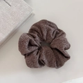 Haargummi aus Strickwolle in Haferflockengrau mit weicher Textur für Damen - Warmes Kaffeebraun