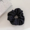 Detailaufnahme der dunkelgrauen Wollmischung-Struktur des Scrunchies mit weißem Etikett - 4# Schwarz