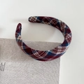 Dettaglio del cerchietto spesso a quadri in lana bordeaux e blu con fodera antiscivolo - 1# Cerchietto A Quadri Rosso Ancora