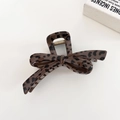 Pinza per capelli con stampa leopardata e struttura a fiocco su sfondo bianco lucido - Stile Fiocco (12.5cm)