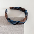 Dettaglio macro del cerchietto in tessuto a quadri marrone e blu con etichetta fatta a mano - 3# Cerchietto A Quadri Blu Caffè