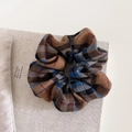 Scrunchie classico a quadri marroni e blu appoggiato su un libro in stile estetico - 4# Elastico A Quadri Blu Caffè
