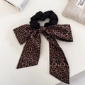 Elegante coletero con estampado de leopardo y cintas largas para peinados de mujer - Coletero con Cinta de Leopardo