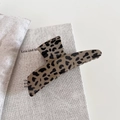 Minimalistische grote haarklem met luipaardprint op een boek, vintage haaraccessoire - Trapezium Stijl (12cm)